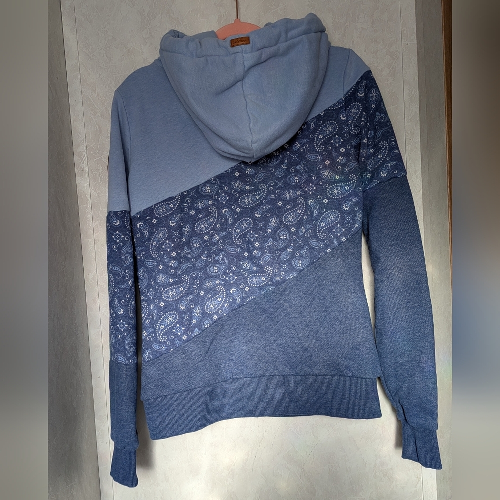Wanakome Blue Paisley Sweater - Picture 2 of 3